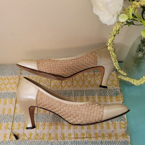 Salvatore Ferragamo Vintage Neutral Woven Shoe Heel - Picture 4 of 14